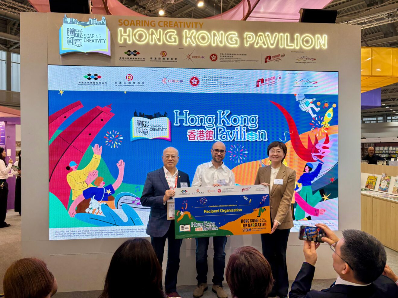Donazione libraria a UniStraSi al padiglione di Hong Kong della Bologna Children's Book Fair